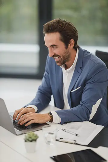 Business professionals collaborating with digital screens and network connections, symbolizing enterprise IT solutions and future-ready infrastructure.